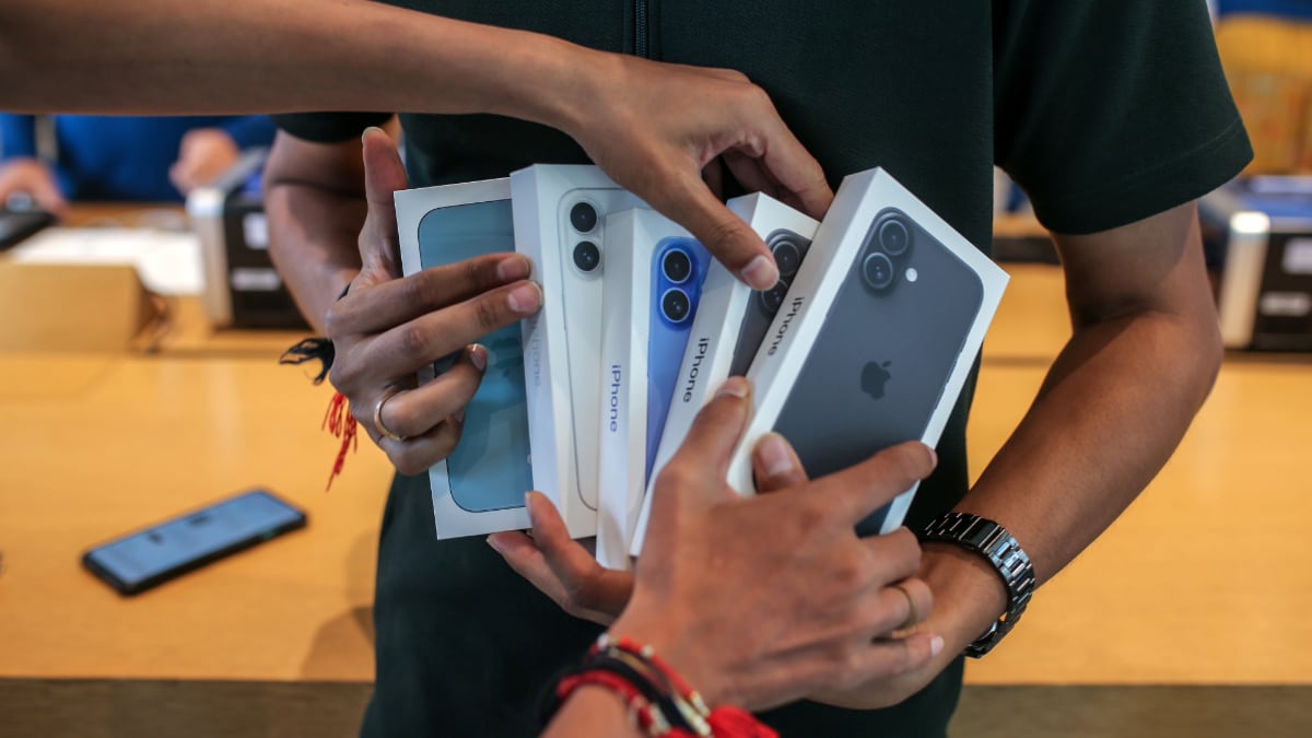 Apple Ships $6 Billion of iPhone Models From India in Big China Shift